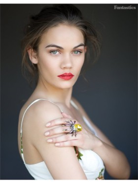 beautiful-model-wearing-spider-ring
